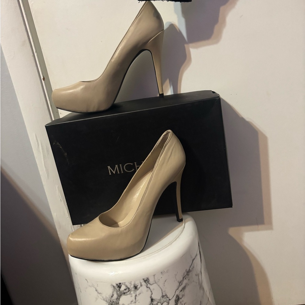 Brand new in the box size 8.5 women’s beige business heel